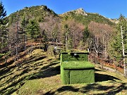 47 In alto sopra il pianoro prativo nel bosco bel capanno